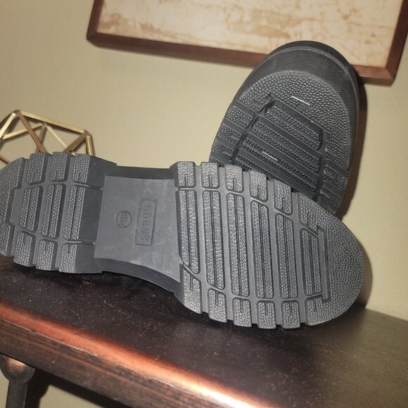 GUESS Chunky Combat Boots – Perfect Fall Staple - Size 6.5 - Picture 4 of 10